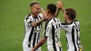 [Video] ¡Las hizo todas! Eduardo Vargas anota, asiste y es expulsado en triunfo del Atlético Mineiro