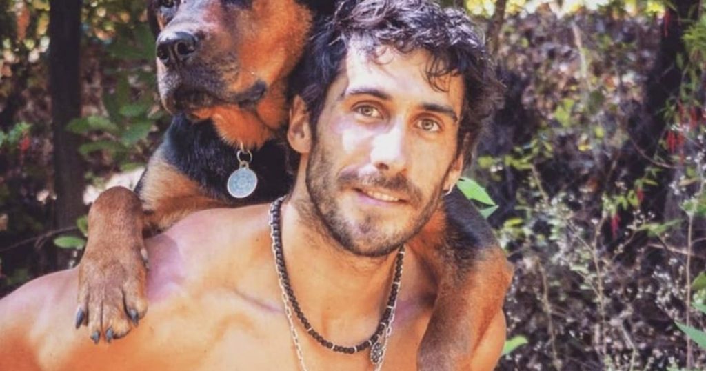 ¿Peligroso? Así es como Pedro Astorga “escala” hasta el techo de su singular casa