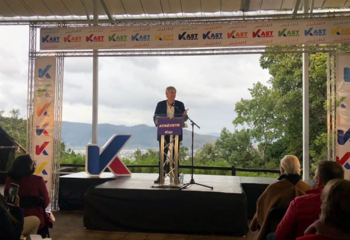 J.A. Kast promete que de llegar a La Moneda bajará el sueldo presidencial a la mitad
