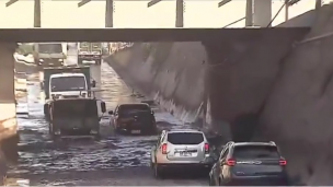 Paso bajo nivel de Av. Lo Espejo inundado por rotura de matriz de agua