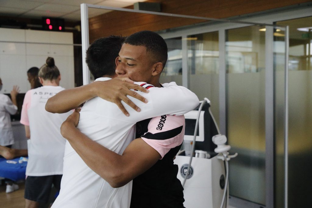 “Bienvenido a París”: El fraterno recibimiento de Mbappé a Lionel Messi