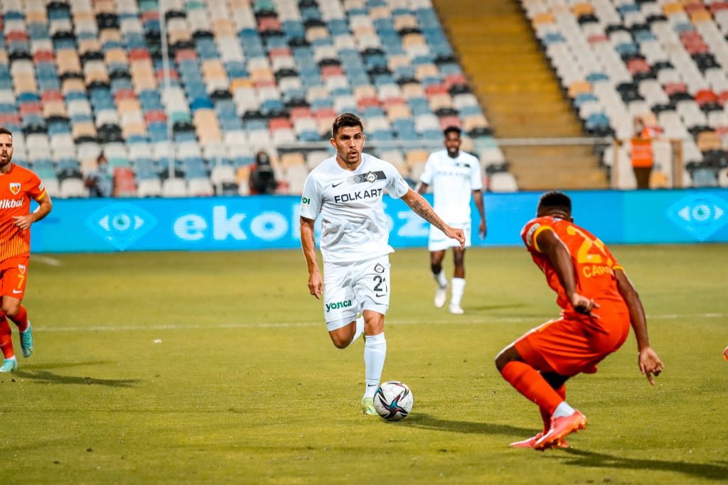 Debut soñado: César Pinares entrega una asistencia en triunfo del Altay Spor