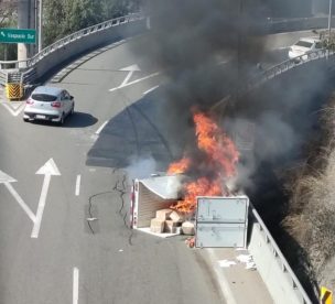 Grave accidente en Vitacura deja dos fallecidos: Camión se incendia tras volcamiento