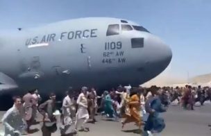 Colgando de aviones para escapar: Impactantes registros muestran la desesperación en Kabul