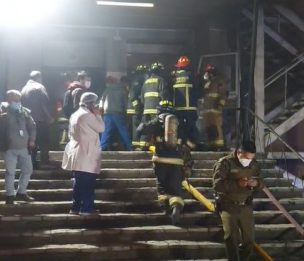 Bomberos combate incendio en el Hospital Regional de Temuco