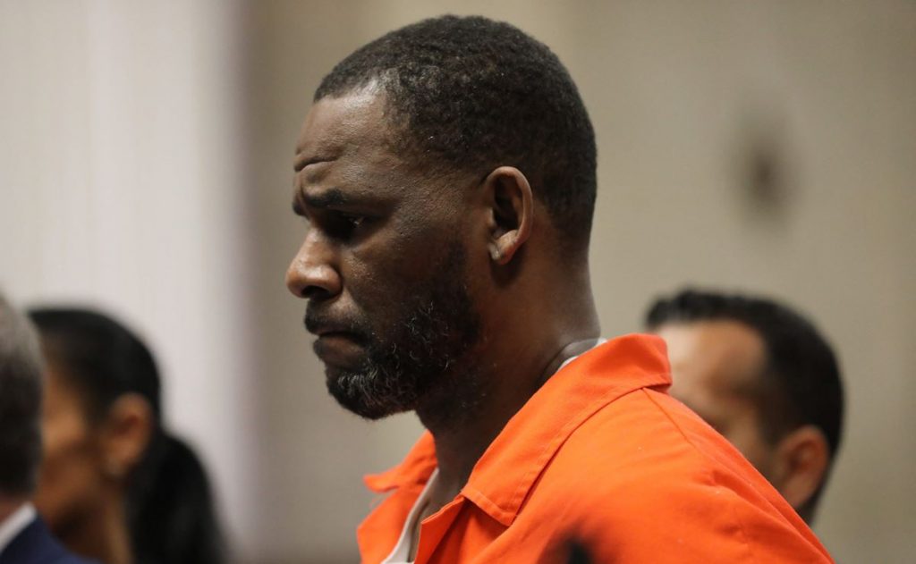 R. Kelly es acusado por un hombre de haberlo abusado sexualmente a los 17 años