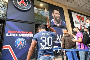 La Pulga revoluciona París: Hinchas del PSG agotan las camisetas de Messi en la capital francesa