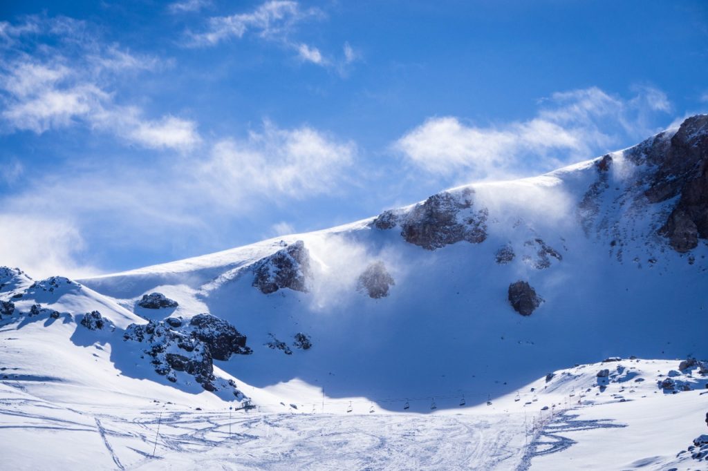 Centro de esquí La Parva reabre tras nevadas en la zona central del país