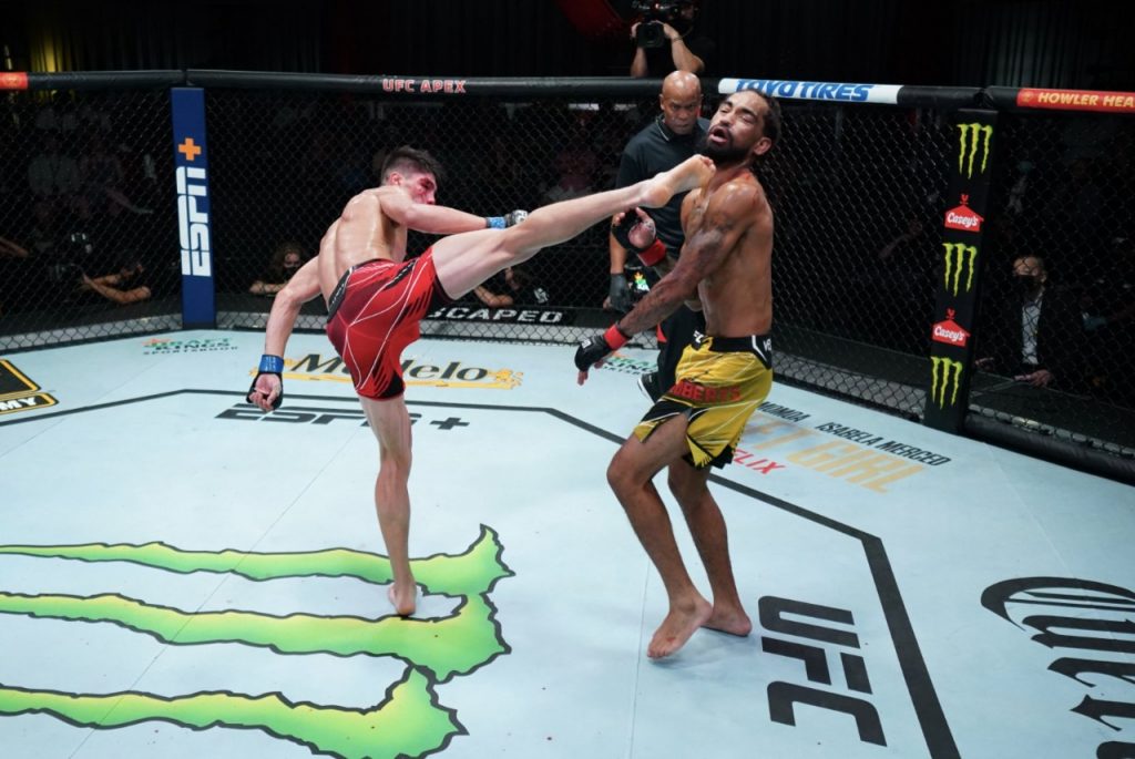 [Video] ¡De locos! El brutal K.O. del Jaula Bahamondes al estadounidense Roosevelt Roberts en la UFC