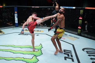 [Video] ¡De locos! El brutal K.O. del Jaula Bahamondes al estadounidense Roosevelt Roberts en la UFC