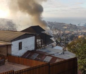 Incendio afecta a viviendas en cerro Alegre de Valparaíso