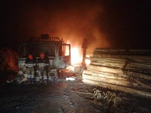 Ataque incendiario en Curanilahue: Cinco camiones y una grúa destruidas