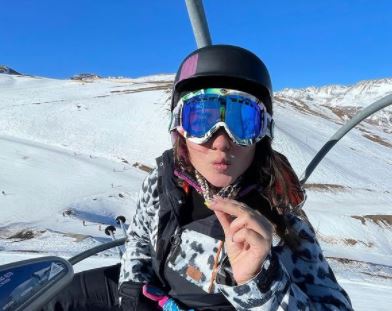 “La nieve siempre ha sido mi lugar feliz”: Kel Calderón deslumbró con su destreza al esquiar [VIDEO]