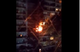 Incendio afecta a departamento en Las Condes: Bomberos despacha al menos 17 carros y evacúan a residentes