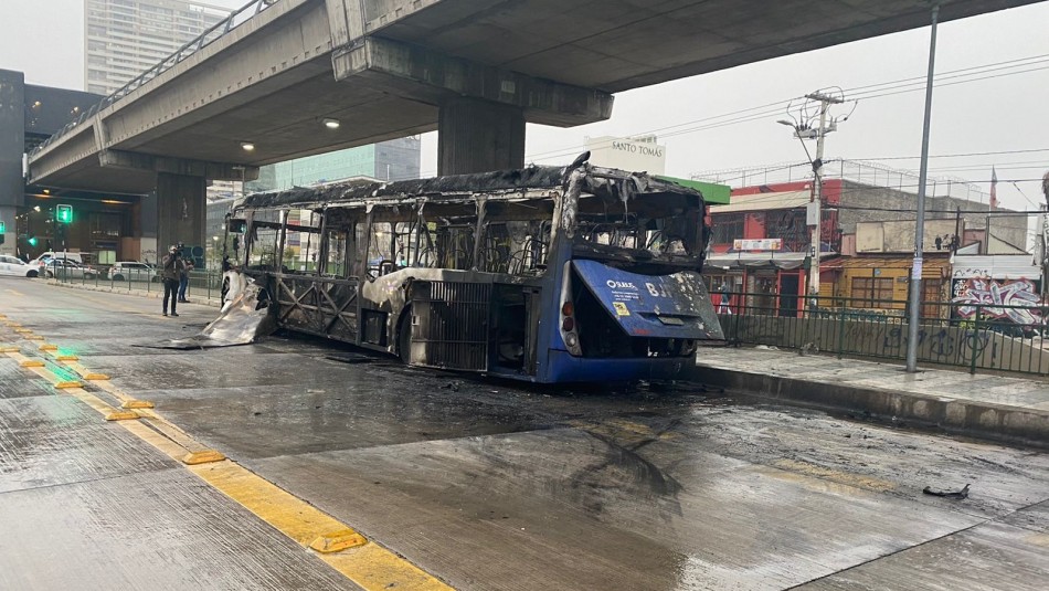 Sujetos quemaron bus del transporte público en comuna de San Joaquín