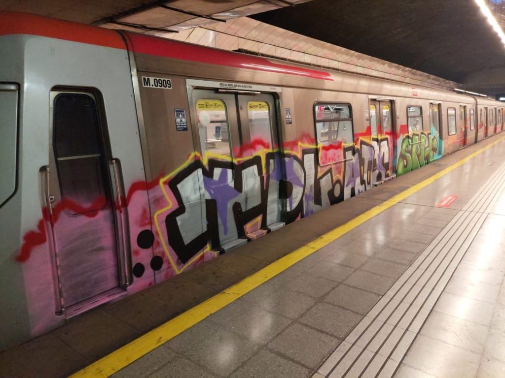 Carabineros detuvo a grupo que rayó vagones del Metro de Santiago 