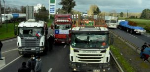 Camioneros cortan el tránsito en la Ruta 5 Sur en protesta por los reiterados ataques incendiaros en La Araucanía