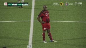 Insólito: el surrealista debut del vicepresidente de Surinam en el fútbol profesional a los 60 años