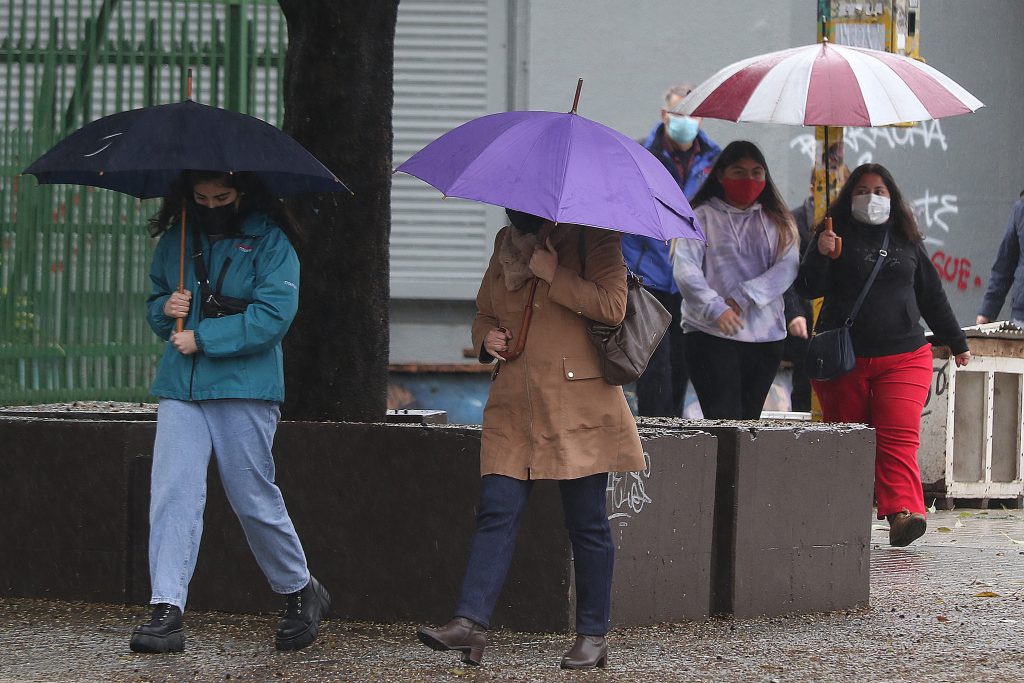 Lluvia matinal afecta a la Región Metropolitana tras días de intenso calor