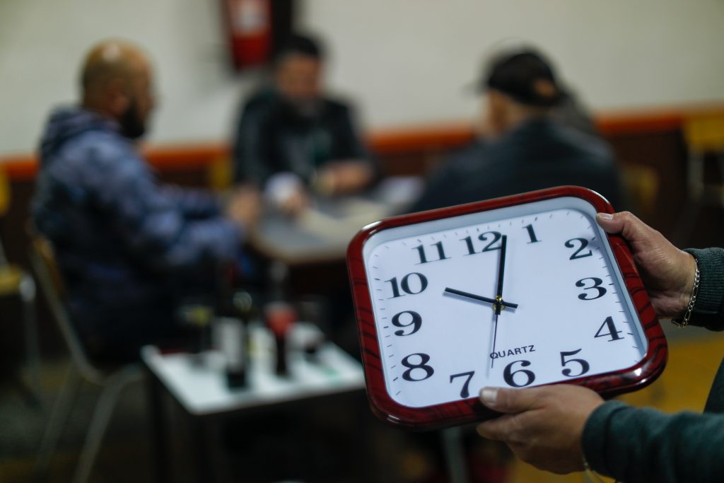 Senador Girardi pide al Gobierno dar urgencia a proyecto que elimina el horario de verano