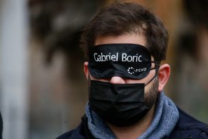 FOTOS | Gabriel Boric se venda los ojos y realiza recorrido con personas con discapacidad visual