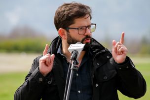 Gabriel Boric cuestiona al Gobierno por crisis migratoria y llama a los candidatos a no hacer 