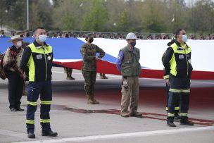 Parada Militar 2021 inició con homenaje y minuto de silencio a víctimas de la pandemia