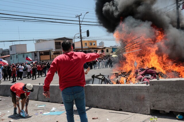 Crisis migratoria: Queman carpas de inmigrantes durante marcha en Iquique