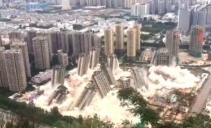 Increíble registro muestra la impecable demolición coordinada de 15 edificios en China