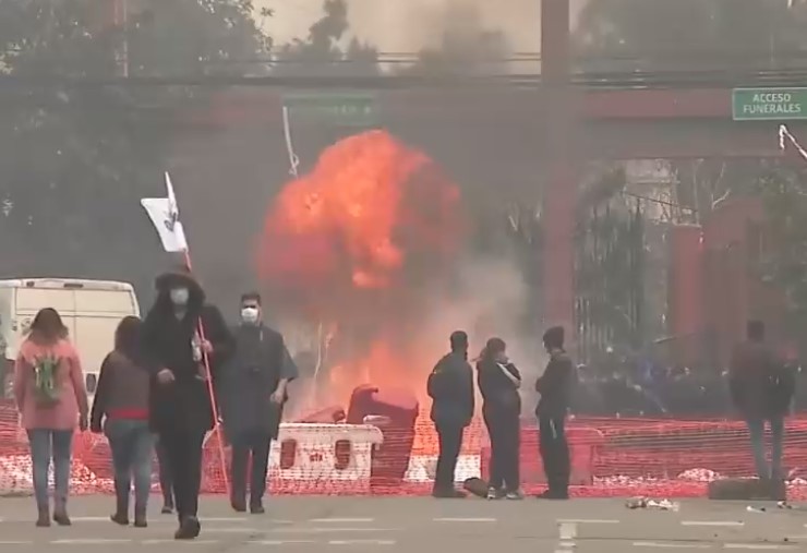 Se registran barricadas incendiarias en las inmediaciones del Cementerio General
