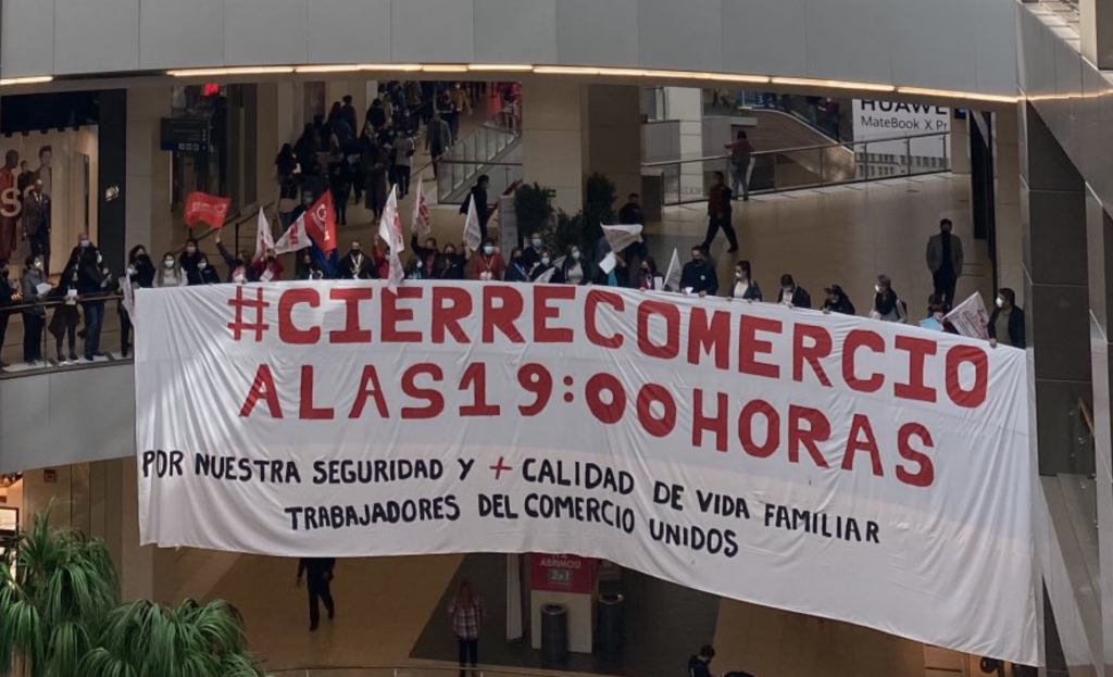 Manifestación al interior del Costanera Center: trabajadores del comercio piden cerrar a las 19:00 horas