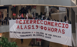 Manifestación al interior del Costanera Center: trabajadores del comercio piden cerrar a las 19:00 horas