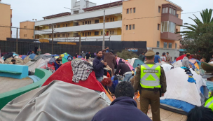 Iquique: Desalojo terminó con 14 detenidos y plaza fue cercada