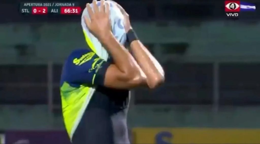 [Video] ¿Para el Puskás de autogolazos? El sorprendente gol en contra en la liga salvadoreña