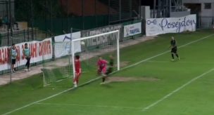 [Video] ¡Pobre! Se pierde un gol solo y luego choca con el palo