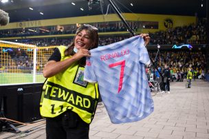 [Fotos] El gran gesto de CR7: regaló camiseta a guardia que noqueó de un pelotazo