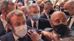 Presidente de Francia Emmanuel Macron fue atacado con un huevo durante su visita a una feria gastronómica