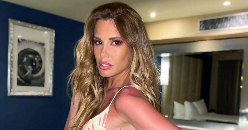 Gala Caldirola muestra su espectacular bronceado con atrevida postal