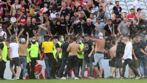 Nuevo escándalo en Francia: hinchas invaden la cancha y suspenden el estadio