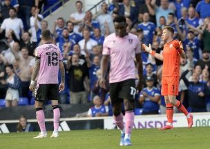 [Video] ¡Cómo nadie le avisó! Arquero de la tercera división inglesa durmió y regaló el agónico gol del empate al rival