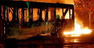 Maipú: Delincuentes destruyen bus del transporte público tras incendiarlo por completo