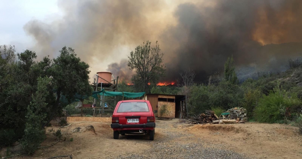 Onemi declara Alerta Roja para la comuna de Tiltil por incendio forestal: Activó mensajería SAE para evacuar sectores de Lo Marin y Capilla de Caleu