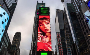 De Chile para el mundo: Princesa alba celebra su aparición en las pantallas de Time Square