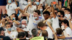 [Video] Locura en el Bernabéu: Vinicius salta a la tribuna a festejar en triunfo del Madrid