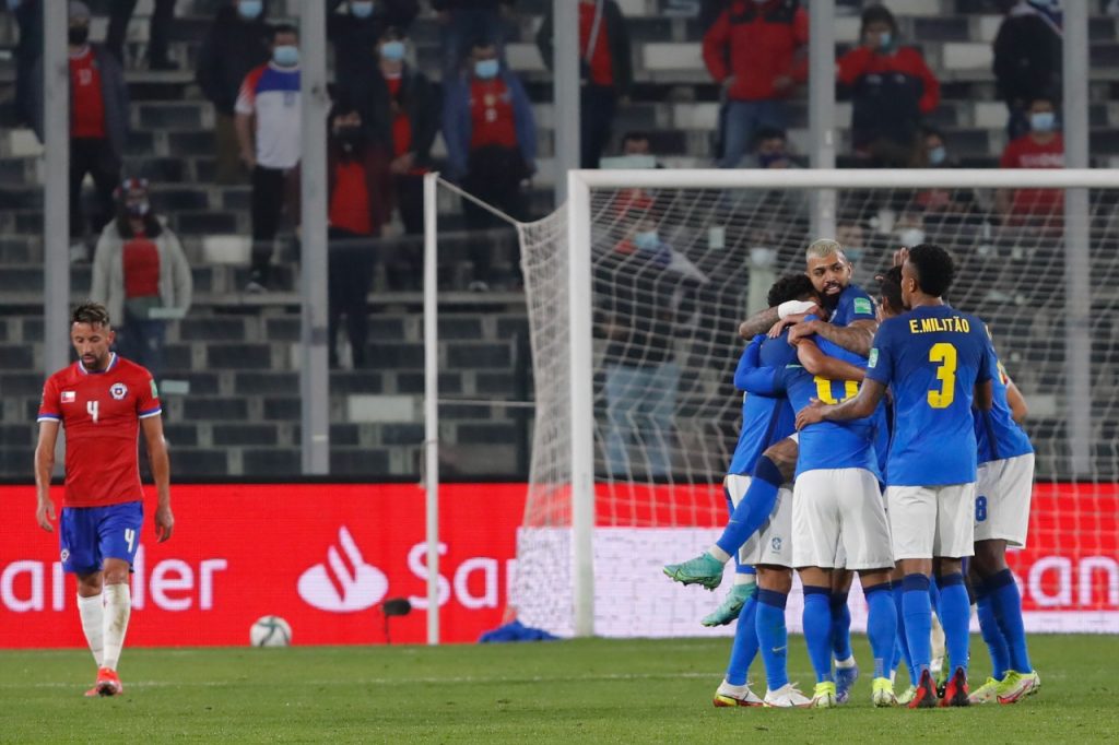 Chile cae en un ingrato partido ante Brasil