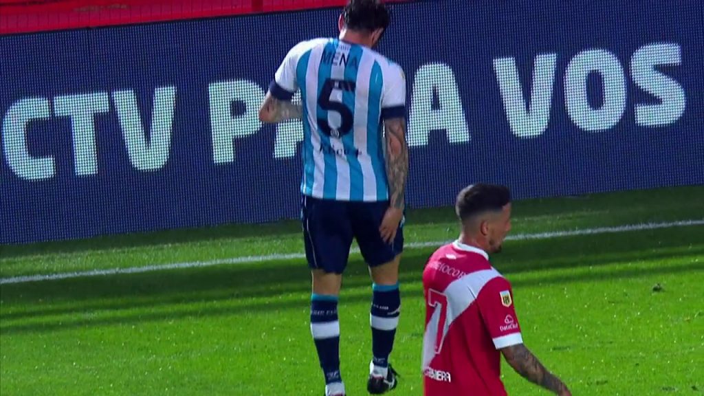 Comienzan los problemas para Lasarte: Eugenio Mena se retira lesionado en el partido de Racing