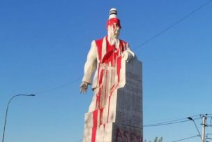 Gobierno rechaza “enérgicamente” la vandalización de estatua de Allende