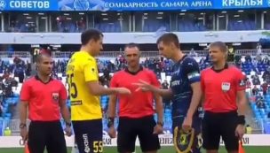 [Video] ¡Increíble! Árbitro ruso se olvida de la moneda y hace el sorteo de una particular forma