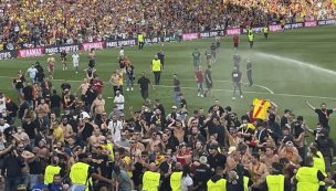 [Video] Otra vez la Ligue 1: hinchas del Lens invaden la cancha para agredir a la afición rival