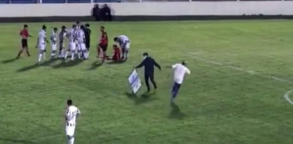 [Video] ¡Insólito! Camillero se lesiona al ir a asistir a un jugador